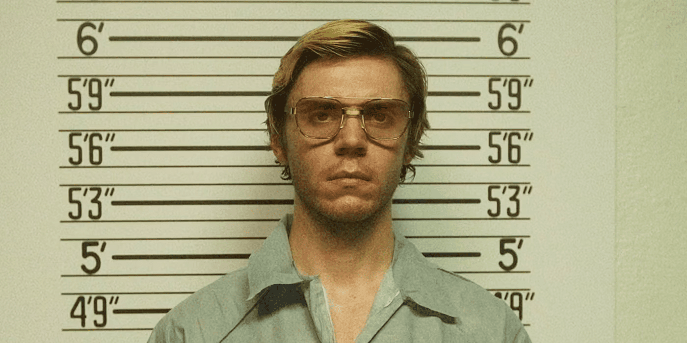 Evan Peters speelde Jeffrey Dahmer in de Netflix-serie uit 2022; dit leidde tot controverse en veroorzaakte nieuwe onrust bij de families van de slachtoffers van de echte seriemoordenaar; Netflix