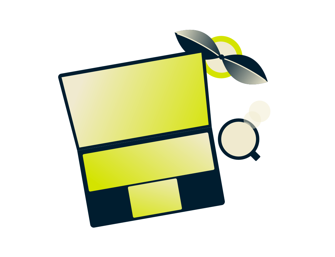 מחשב נייד עם עציץ ומשקה.