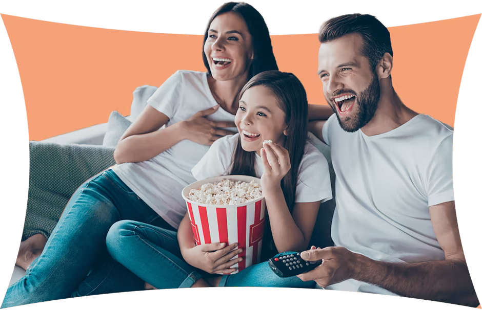 Keluarga streaming acara tv di rumah