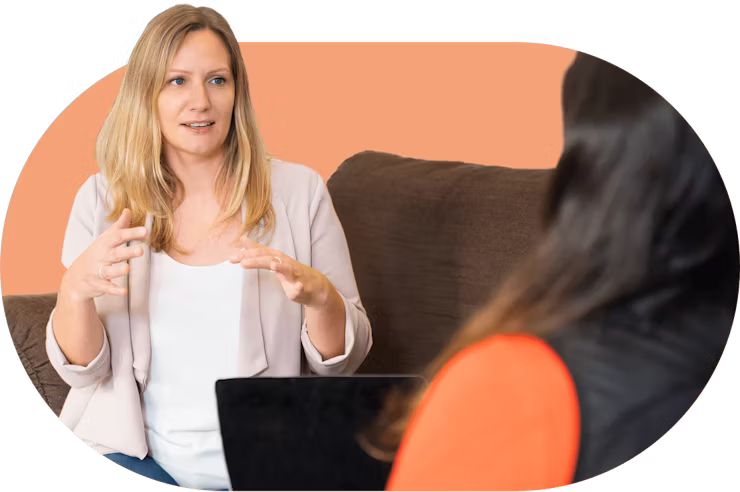 Dipendente di ExpressVPN che parla con una collega